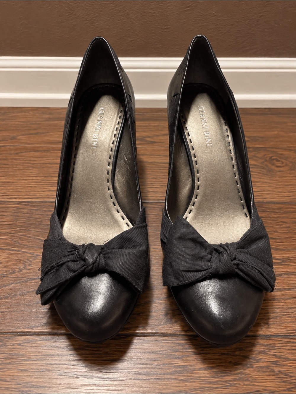 Gianni Bini BETSY001 Black Leather Bow Pumps Heels Size 10M NWT